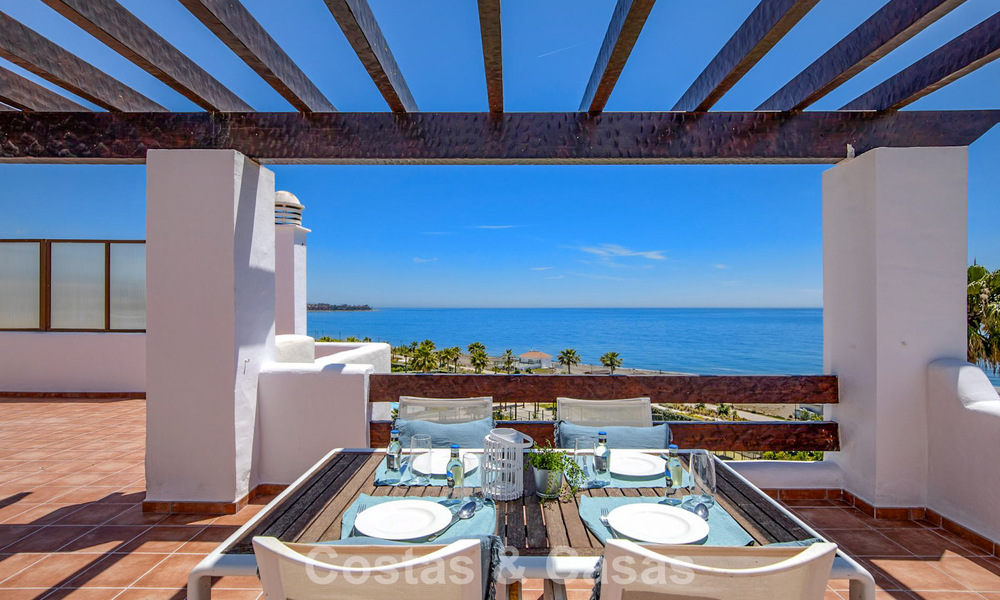 Ático de lujo en venta en primera línea de playa en la Nueva Milla de Oro, entre Marbella y Estepona 781275