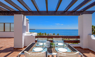 Ático de lujo en venta en primera línea de playa en la Nueva Milla de Oro, entre Marbella y Estepona 781275 