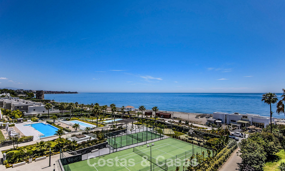 Ático de lujo en venta en primera línea de playa en la Nueva Milla de Oro, entre Marbella y Estepona 781276