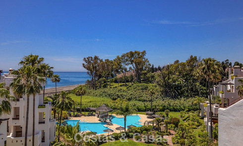 Ático de lujo en venta en primera línea de playa en la Nueva Milla de Oro, entre Marbella y Estepona 781277