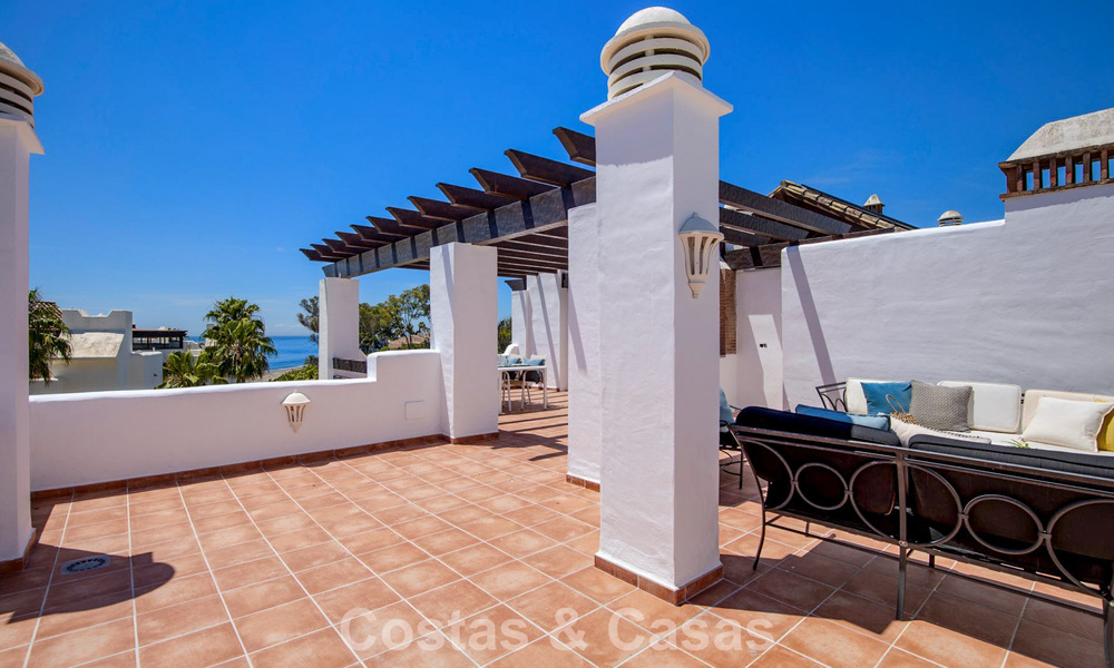 Ático de lujo en venta en primera línea de playa en la Nueva Milla de Oro, entre Marbella y Estepona 781278