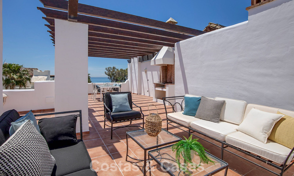 Ático de lujo en venta en primera línea de playa en la Nueva Milla de Oro, entre Marbella y Estepona 781279