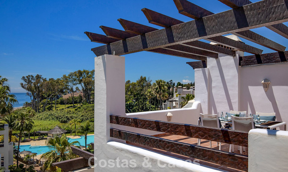 Ático de lujo en venta en primera línea de playa en la Nueva Milla de Oro, entre Marbella y Estepona 781280
