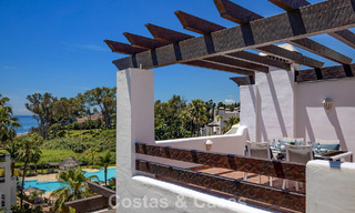 Ático de lujo en venta en primera línea de playa en la Nueva Milla de Oro, entre Marbella y Estepona 781280 