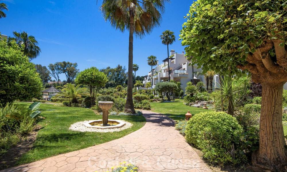 Ático de lujo en venta en primera línea de playa en la Nueva Milla de Oro, entre Marbella y Estepona 781281