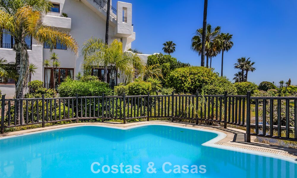 Ático de lujo en venta en primera línea de playa en la Nueva Milla de Oro, entre Marbella y Estepona 781282