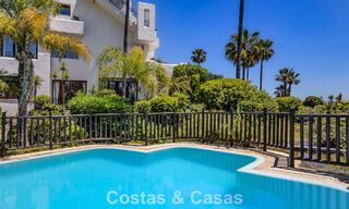 Ático de lujo en venta en primera línea de playa en la Nueva Milla de Oro, entre Marbella y Estepona 781282 