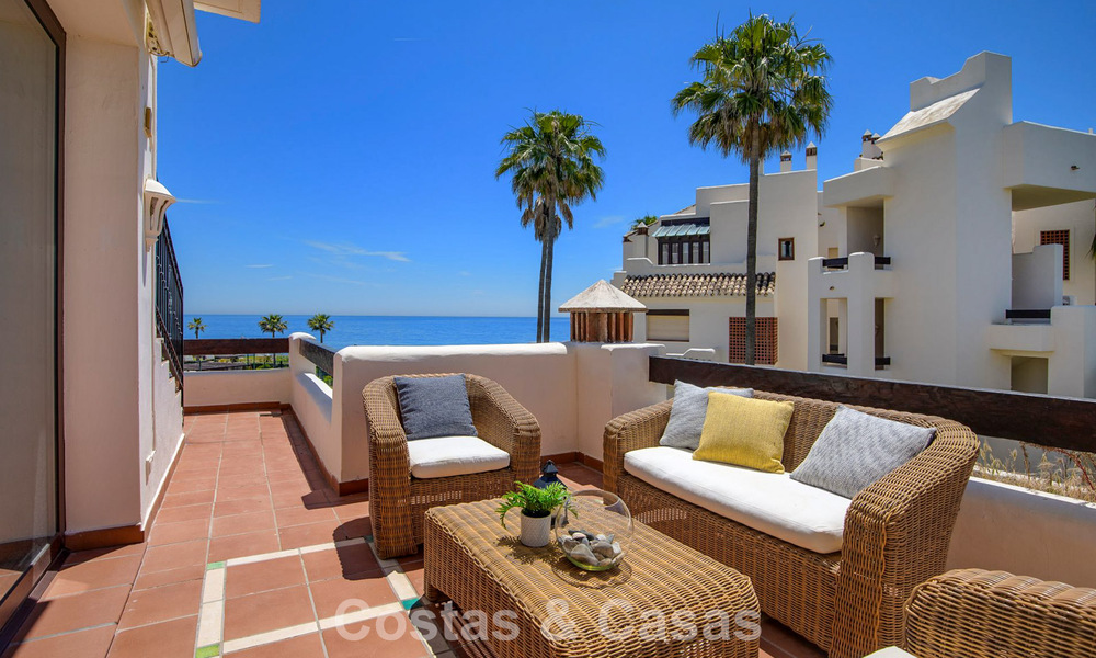 Ático de lujo en venta en primera línea de playa en la Nueva Milla de Oro, entre Marbella y Estepona 781283