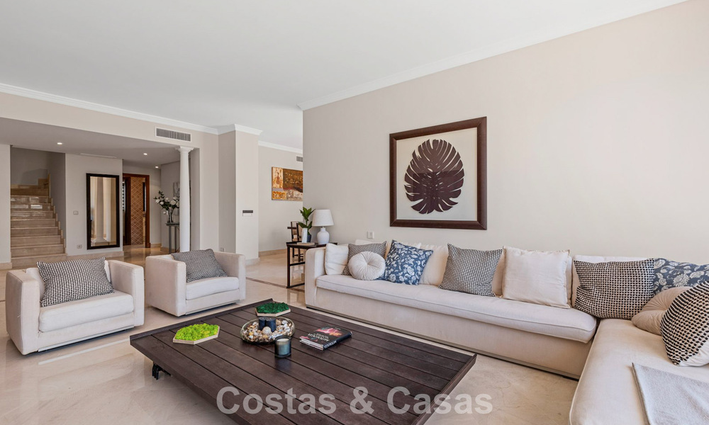 Ático de lujo en venta en primera línea de playa en la Nueva Milla de Oro, entre Marbella y Estepona 781284