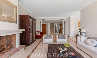 Ático de lujo en venta en primera línea de playa en la Nueva Milla de Oro, entre Marbella y Estepona 781285 