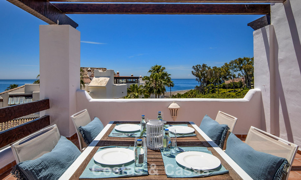Ático de lujo en venta en primera línea de playa en la Nueva Milla de Oro, entre Marbella y Estepona 781286