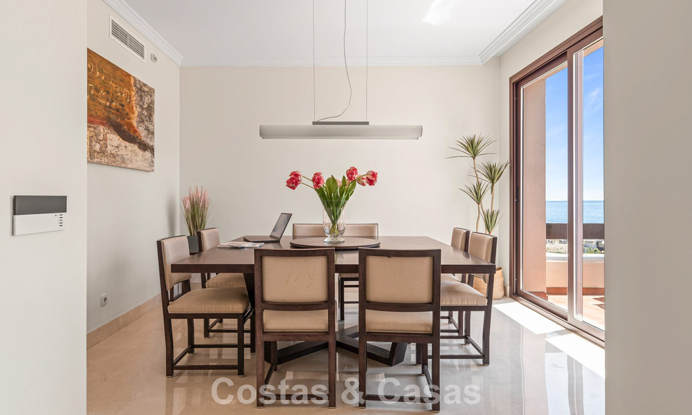 Ático de lujo en venta en primera línea de playa en la Nueva Milla de Oro, entre Marbella y Estepona 781287