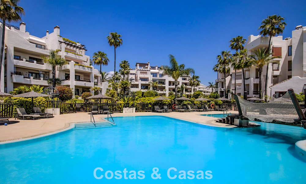 Ático de lujo en venta en primera línea de playa en la Nueva Milla de Oro, entre Marbella y Estepona 781288