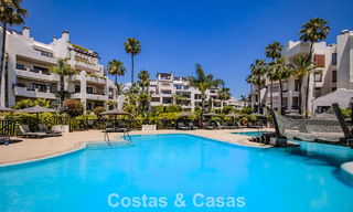 Ático de lujo en venta en primera línea de playa en la Nueva Milla de Oro, entre Marbella y Estepona 781288 