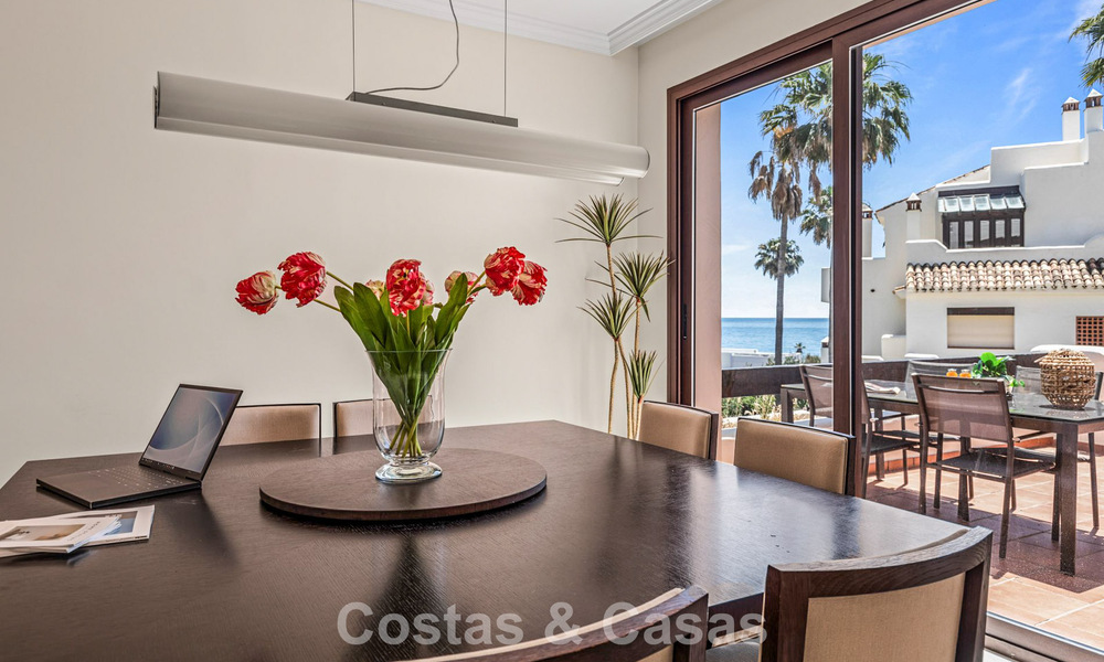 Ático de lujo en venta en primera línea de playa en la Nueva Milla de Oro, entre Marbella y Estepona 781289