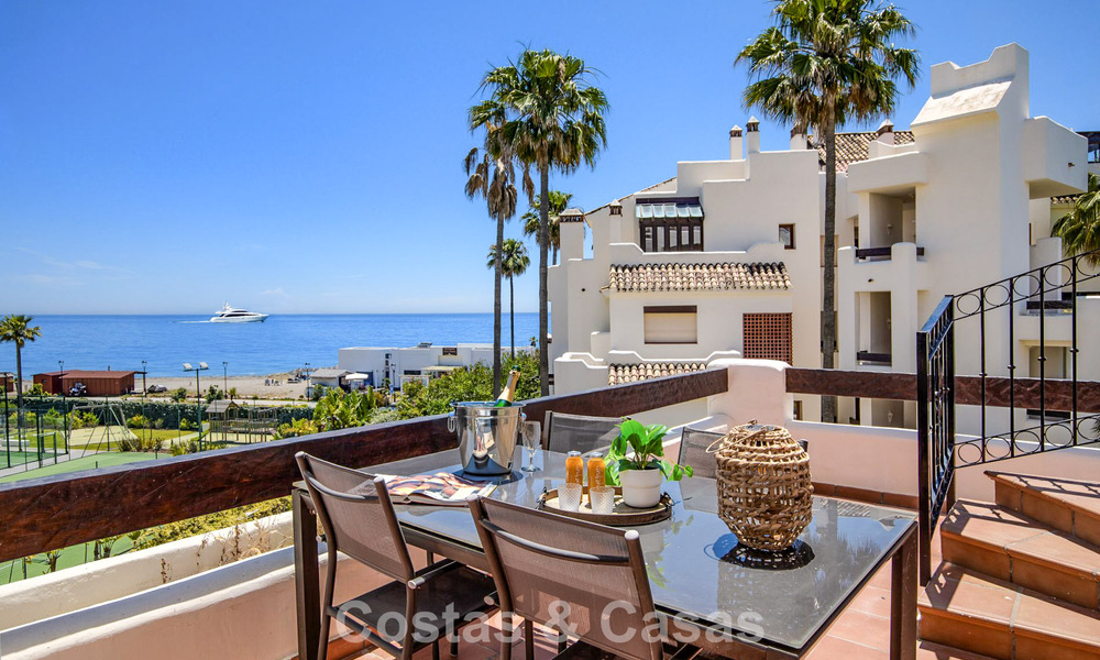 Ático de lujo en venta en primera línea de playa en la Nueva Milla de Oro, entre Marbella y Estepona 781290