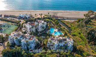 Ático de lujo en venta en primera línea de playa en la Nueva Milla de Oro, entre Marbella y Estepona 795131 