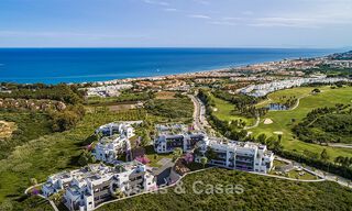 ¡Lanzamiento! Modernos apartamentos sobre plano con vistas al mar en venta en Casares Costa, Costa del Sol 788230 