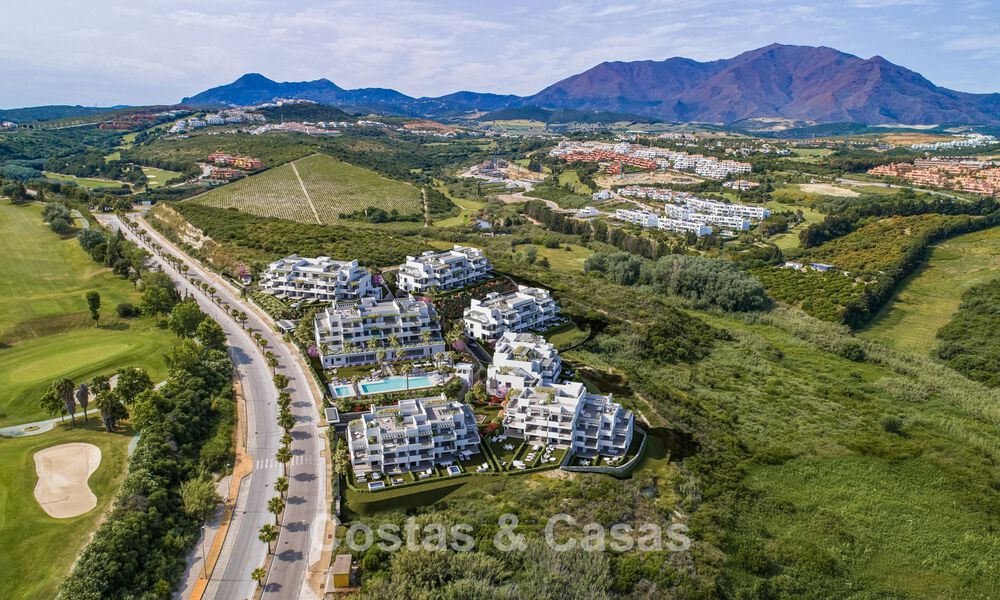 ¡Lanzamiento! Modernos apartamentos sobre plano con vistas al mar en venta en Casares Costa, Costa del Sol 788232