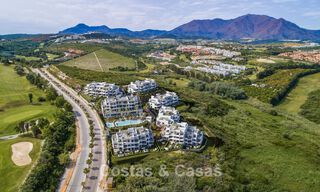 ¡Lanzamiento! Modernos apartamentos sobre plano con vistas al mar en venta en Casares Costa, Costa del Sol 788232 