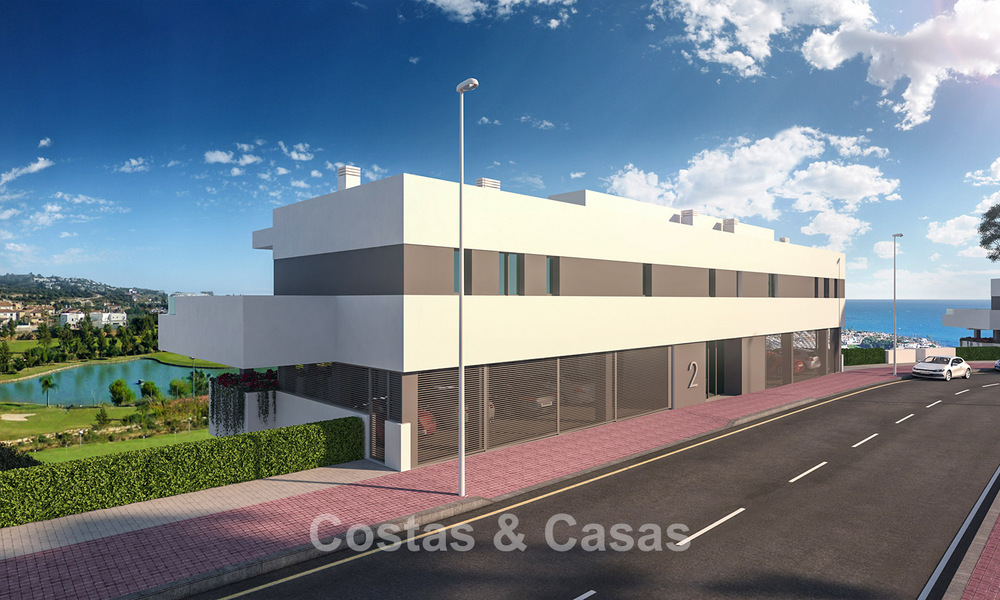 Apartamentos nuevos con vistas al mar en venta a un paso del campo de golf en La Cala de Mijas, Costa del Sol 781165