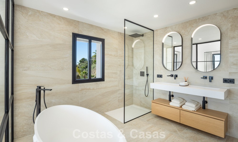 Villa de lujo lista para entrar a vivir con arquitectura española contemporánea y vistas al mar en venta en Marbella - Benahavís 781369