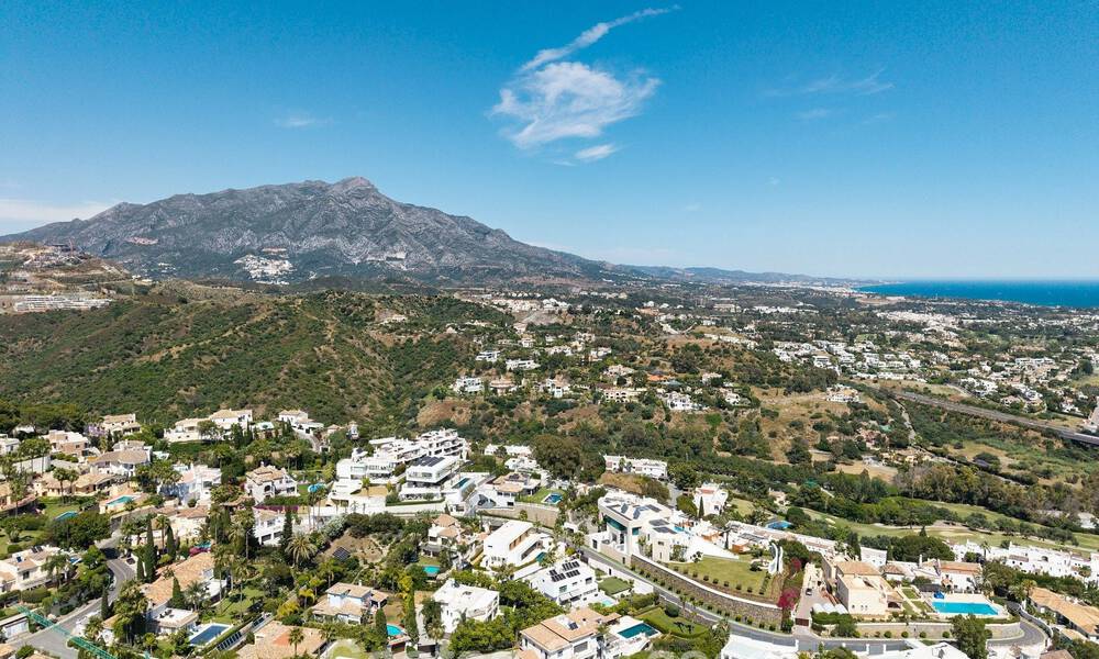 Villa familiar modernista en venta en una codiciada comunidad en La Quinta, Marbella - Benahavís 781402