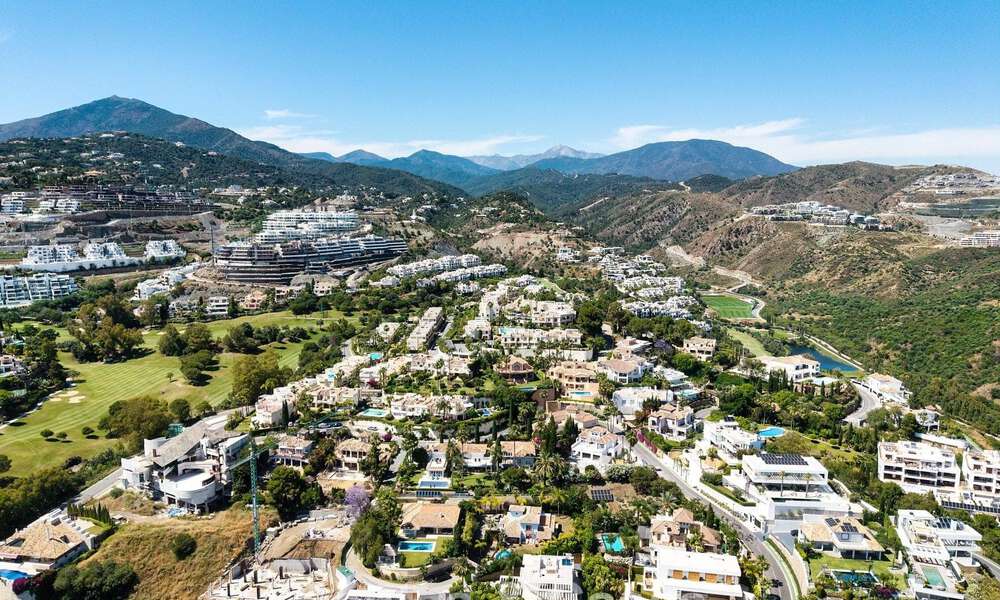 Villa familiar modernista en venta en una codiciada comunidad en La Quinta, Marbella - Benahavís 781403