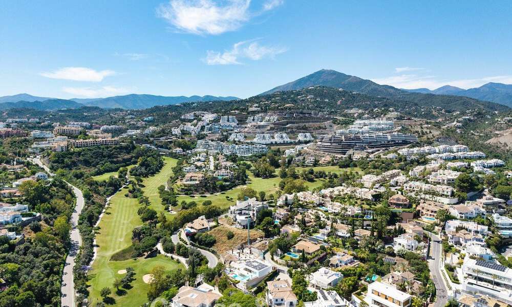 Villa familiar modernista en venta en una codiciada comunidad en La Quinta, Marbella - Benahavís 781405