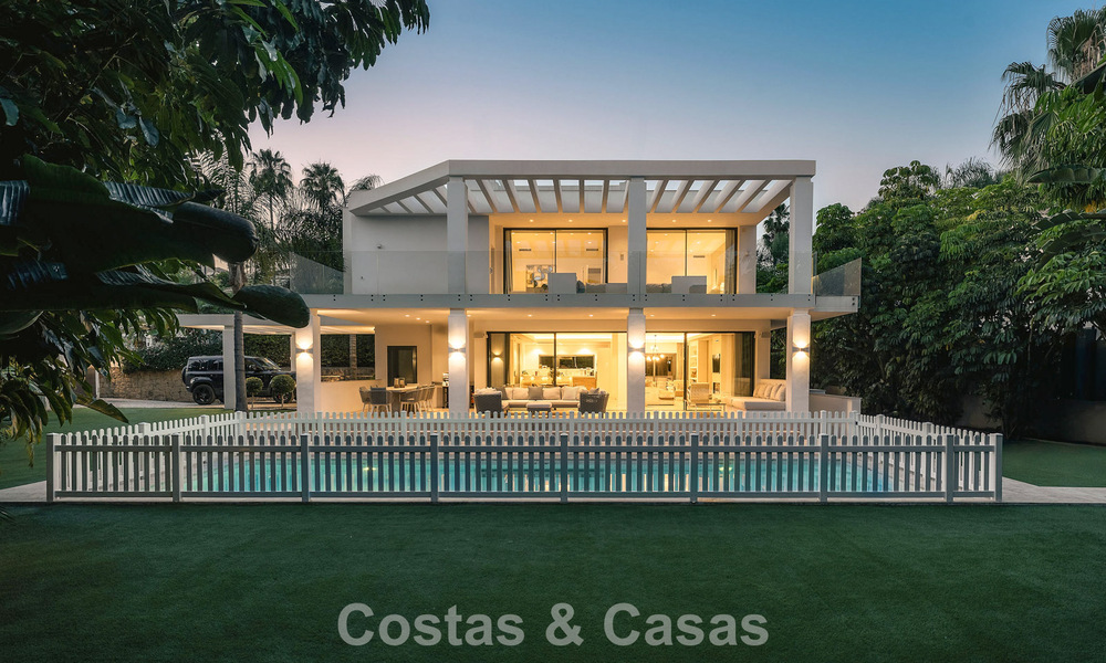 Villa familiar modernista en venta en una codiciada comunidad en La Quinta, Marbella - Benahavís 781407