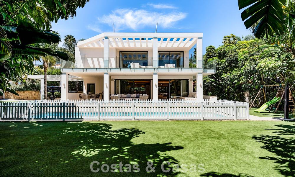 Villa familiar modernista en venta en una codiciada comunidad en La Quinta, Marbella - Benahavís 781410