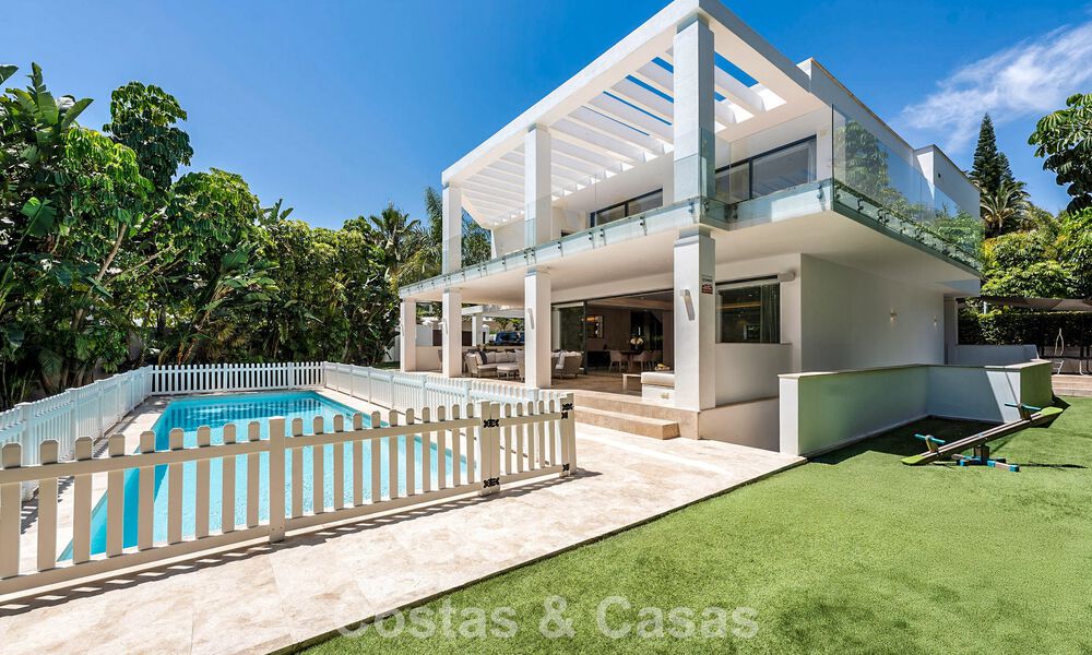 Villa familiar modernista en venta en una codiciada comunidad en La Quinta, Marbella - Benahavís 781411