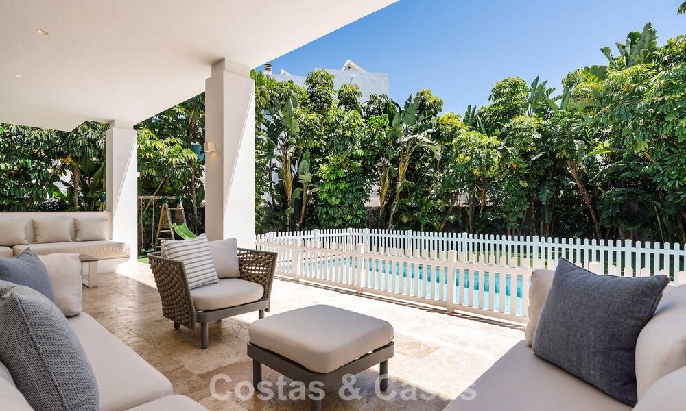 Villa familiar modernista en venta en una codiciada comunidad en La Quinta, Marbella - Benahavís 781412