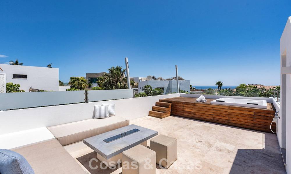 Villa familiar modernista en venta en una codiciada comunidad en La Quinta, Marbella - Benahavís 781416