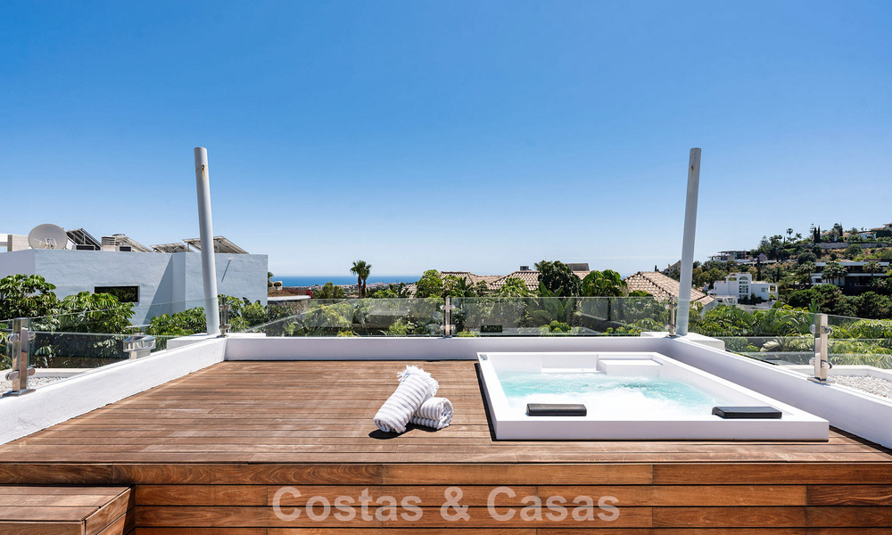 Villa familiar modernista en venta en una codiciada comunidad en La Quinta, Marbella - Benahavís 781418