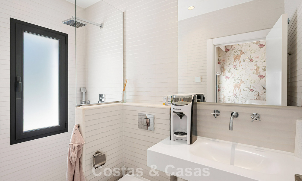 Villa familiar modernista en venta en una codiciada comunidad en La Quinta, Marbella - Benahavís 781421