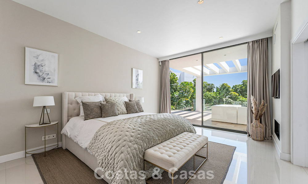 Villa familiar modernista en venta en una codiciada comunidad en La Quinta, Marbella - Benahavís 781424