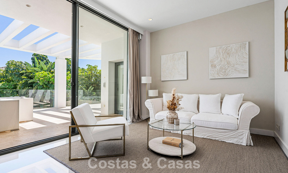 Villa familiar modernista en venta en una codiciada comunidad en La Quinta, Marbella - Benahavís 781425