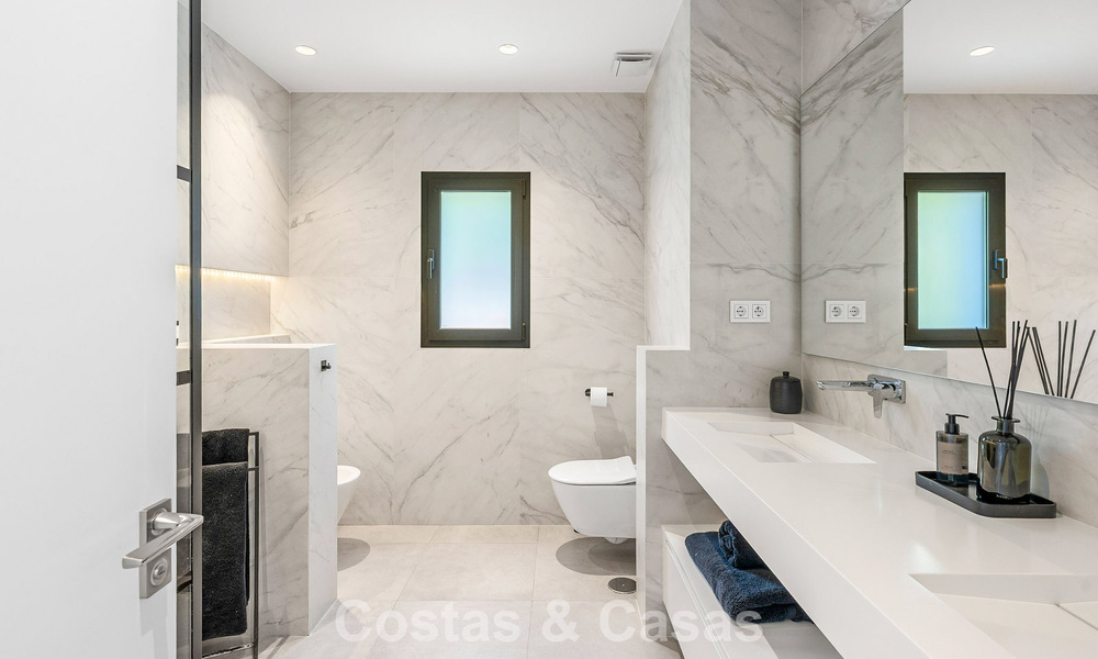 Villa familiar modernista en venta en una codiciada comunidad en La Quinta, Marbella - Benahavís 781428