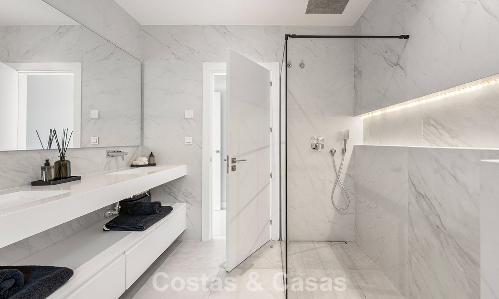 Villa familiar modernista en venta en una codiciada comunidad en La Quinta, Marbella - Benahavís 781429