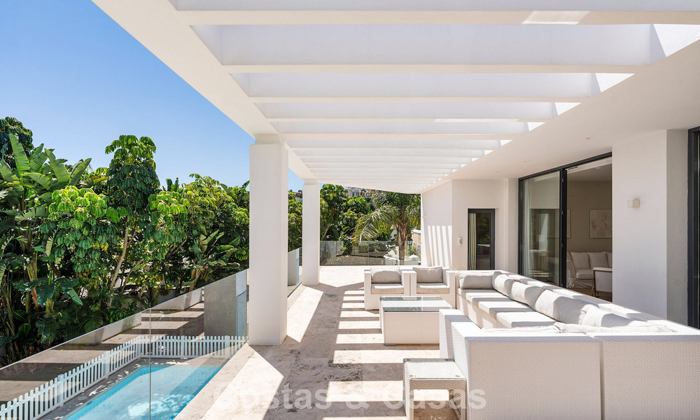 Villa familiar modernista en venta en una codiciada comunidad en La Quinta, Marbella - Benahavís 781433