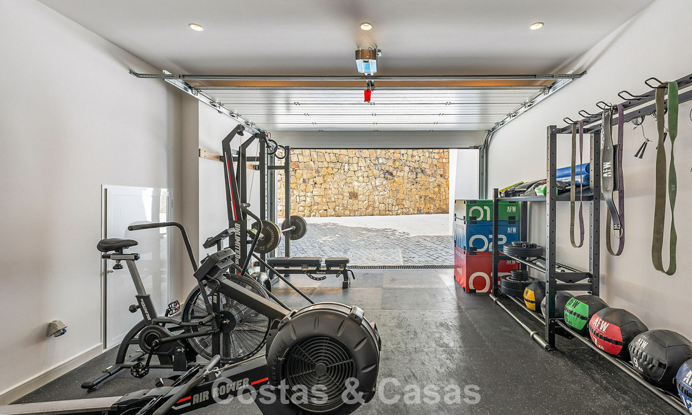 Villa familiar modernista en venta en una codiciada comunidad en La Quinta, Marbella - Benahavís 781434