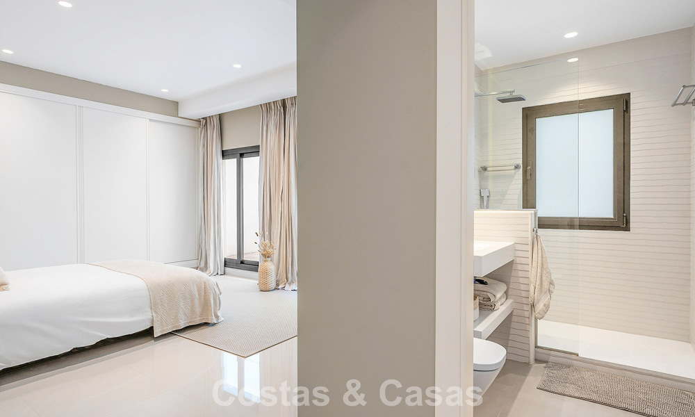 Villa familiar modernista en venta en una codiciada comunidad en La Quinta, Marbella - Benahavís 781436