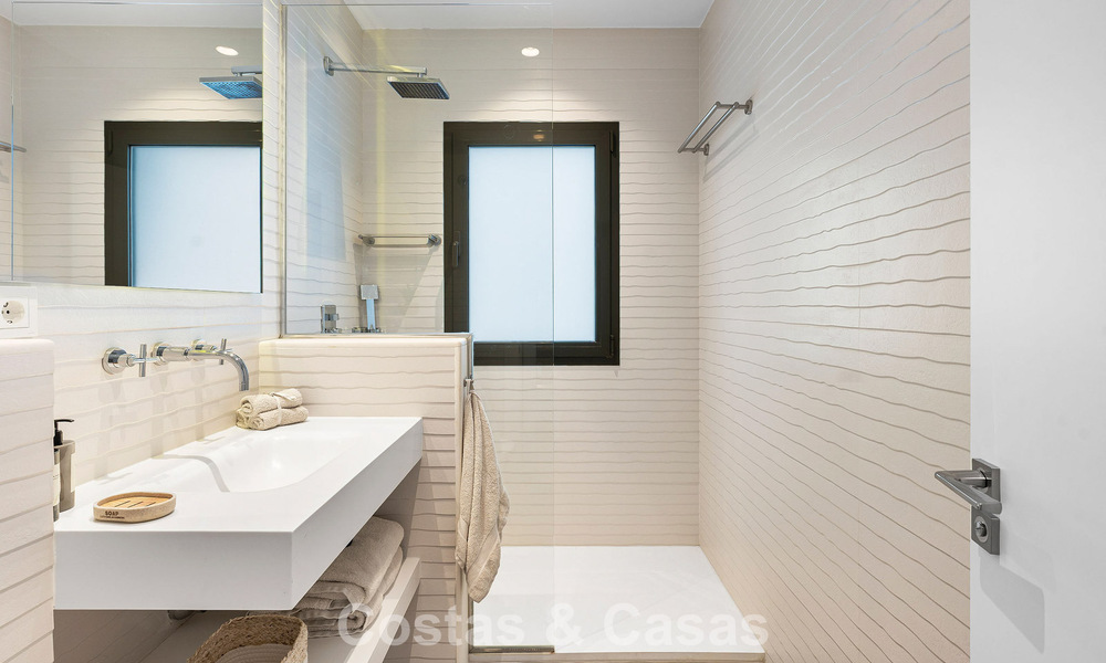 Villa familiar modernista en venta en una codiciada comunidad en La Quinta, Marbella - Benahavís 781438