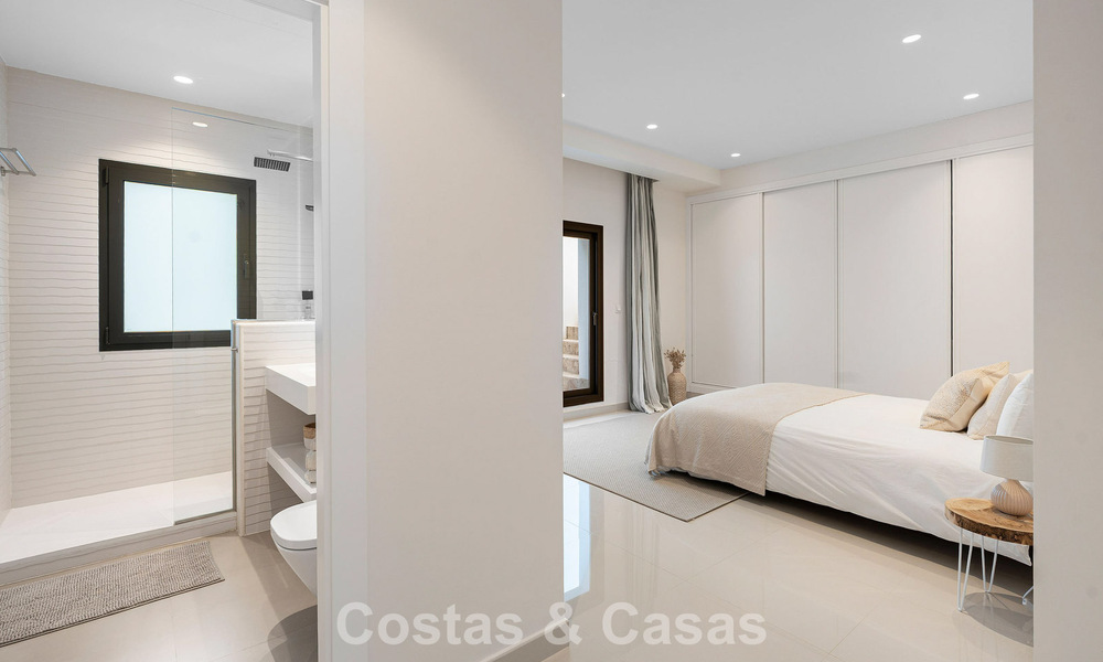 Villa familiar modernista en venta en una codiciada comunidad en La Quinta, Marbella - Benahavís 781439