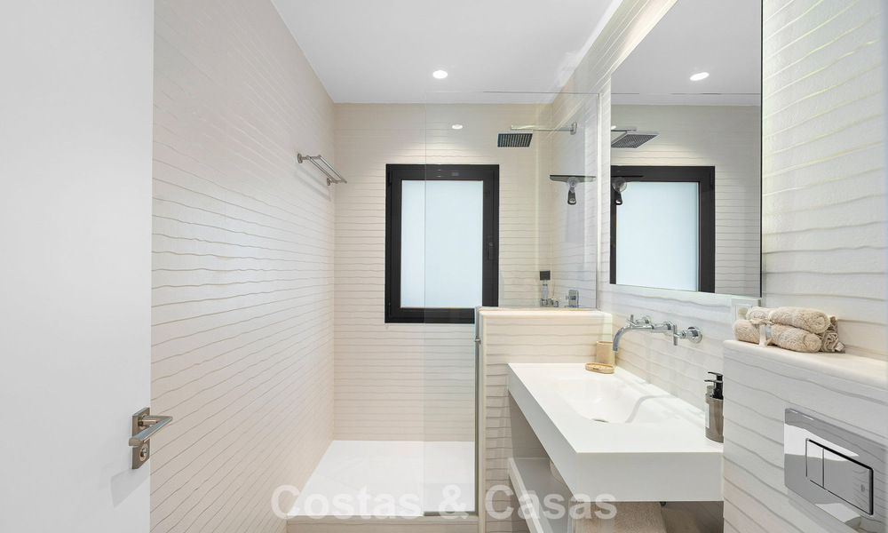 Villa familiar modernista en venta en una codiciada comunidad en La Quinta, Marbella - Benahavís 781442