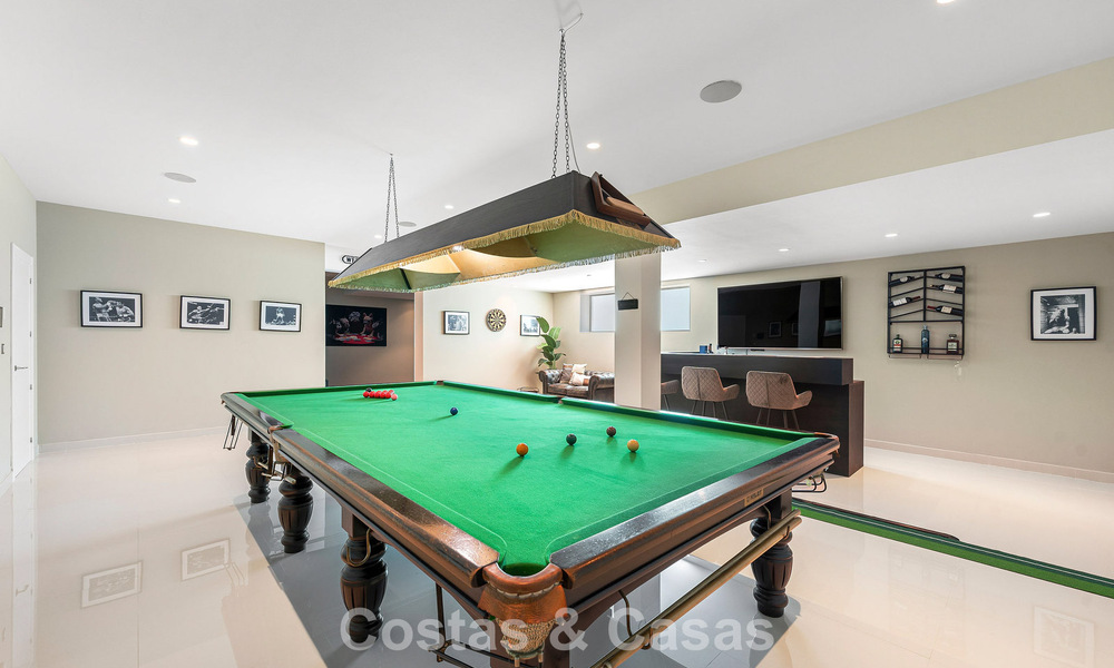 Villa familiar modernista en venta en una codiciada comunidad en La Quinta, Marbella - Benahavís 781444