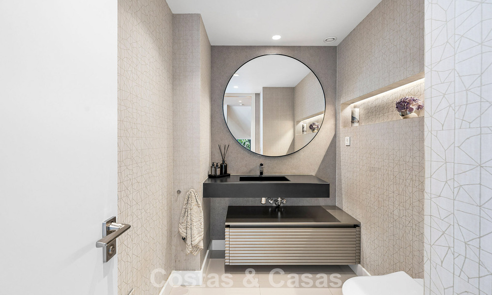 Villa familiar modernista en venta en una codiciada comunidad en La Quinta, Marbella - Benahavís 781446