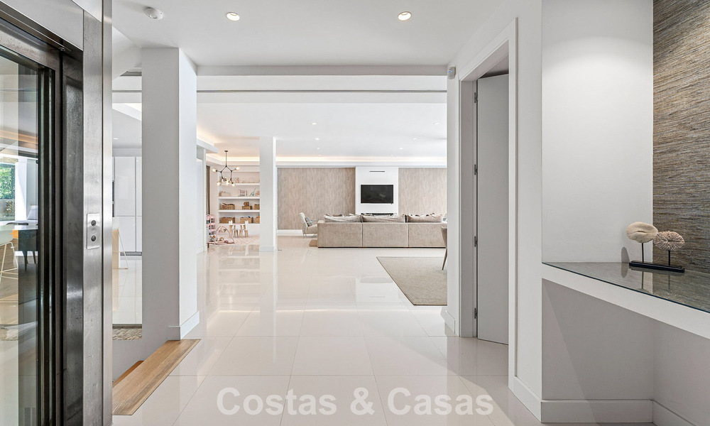 Villa familiar modernista en venta en una codiciada comunidad en La Quinta, Marbella - Benahavís 781447