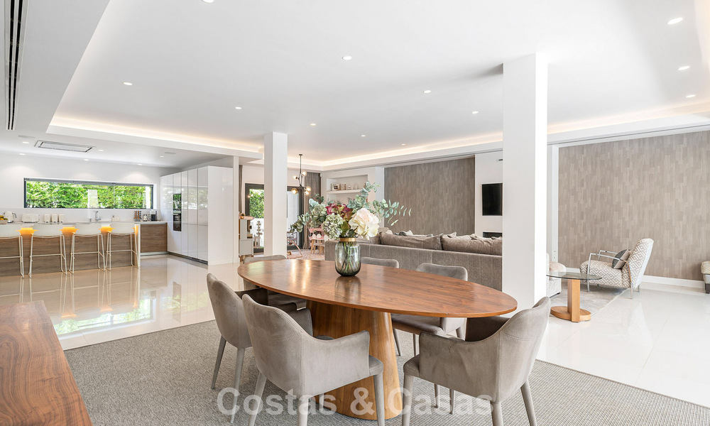 Villa familiar modernista en venta en una codiciada comunidad en La Quinta, Marbella - Benahavís 781454